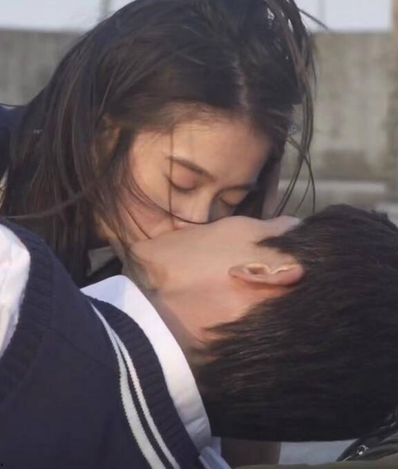 网红大夹子夹头发教程.赵露思吻戏,解锁甜美魅力新姿势